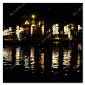 Detail výzdoby s ázijskými lampášmi v reštaurácii