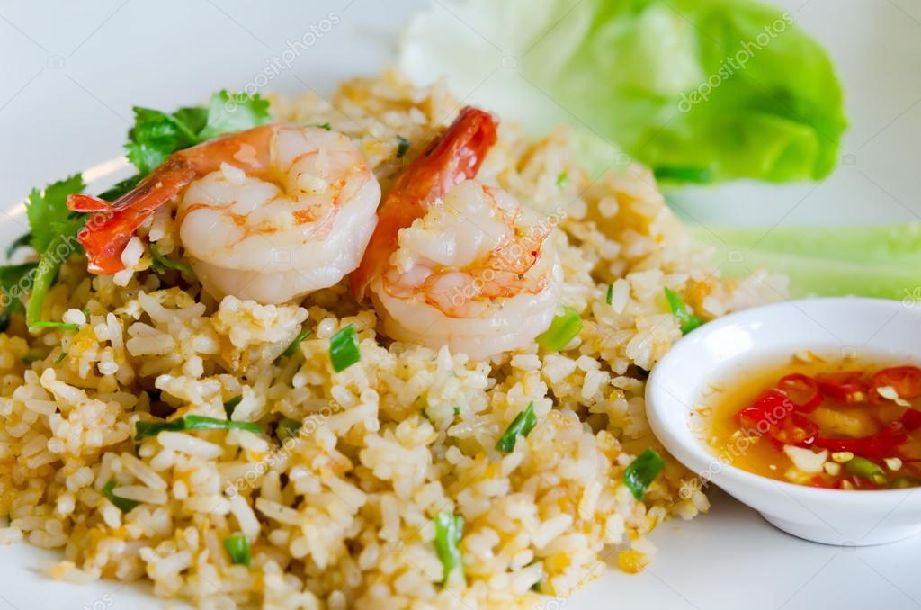 Smažená ryža s krevetami a zeleninou na tanieri