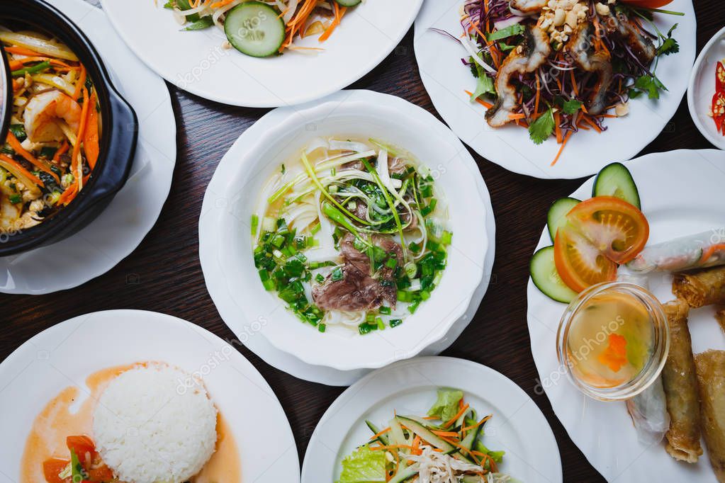 Výber vietnamských jedál na stole v reštaurácii