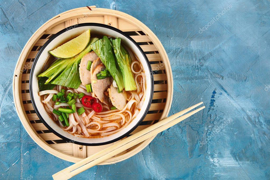 Miska vietnamskej polievky Pho Bo s hovädzím mäsom a bylinkami