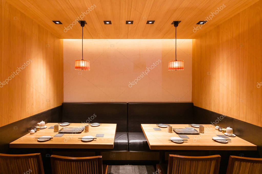 Interiér vietnamskej reštaurácie s hosťami pri stoloch