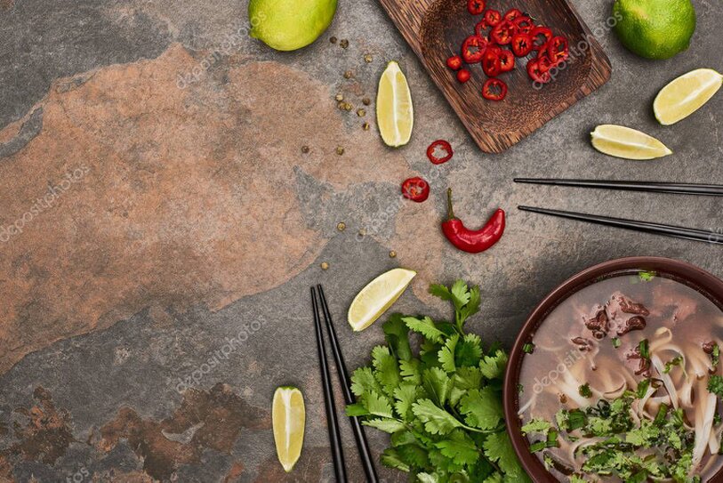 Miska horúcej pho polievky s bylinkami