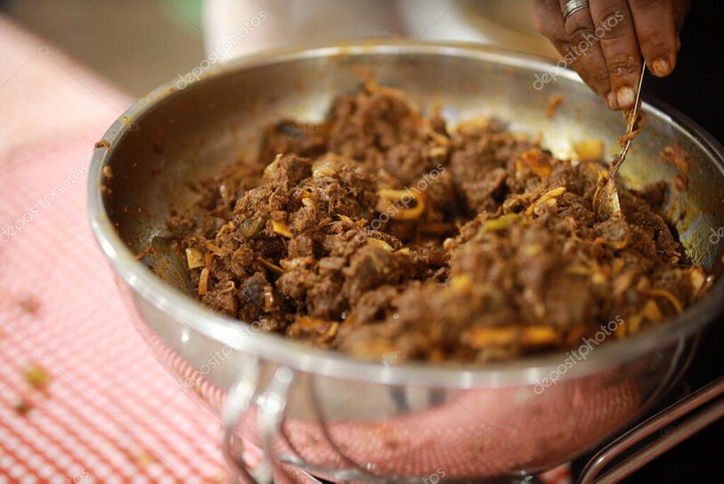 Tanier s hlavným ázijským jedlom a ryžou