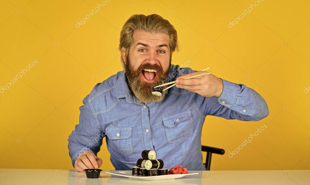 Kuchár pripravuje vietnamské jedlo vo woku