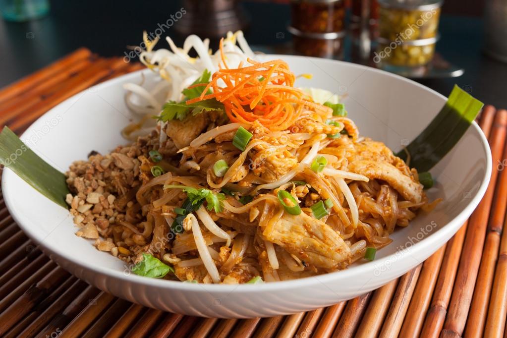 Pad Thai s kuracím mäsom, klíčkami a arašidmi na tanieri