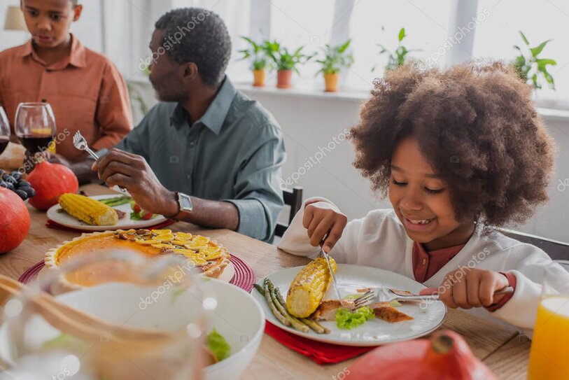 Rodinné posedenie pri stole s ázijským jedlom