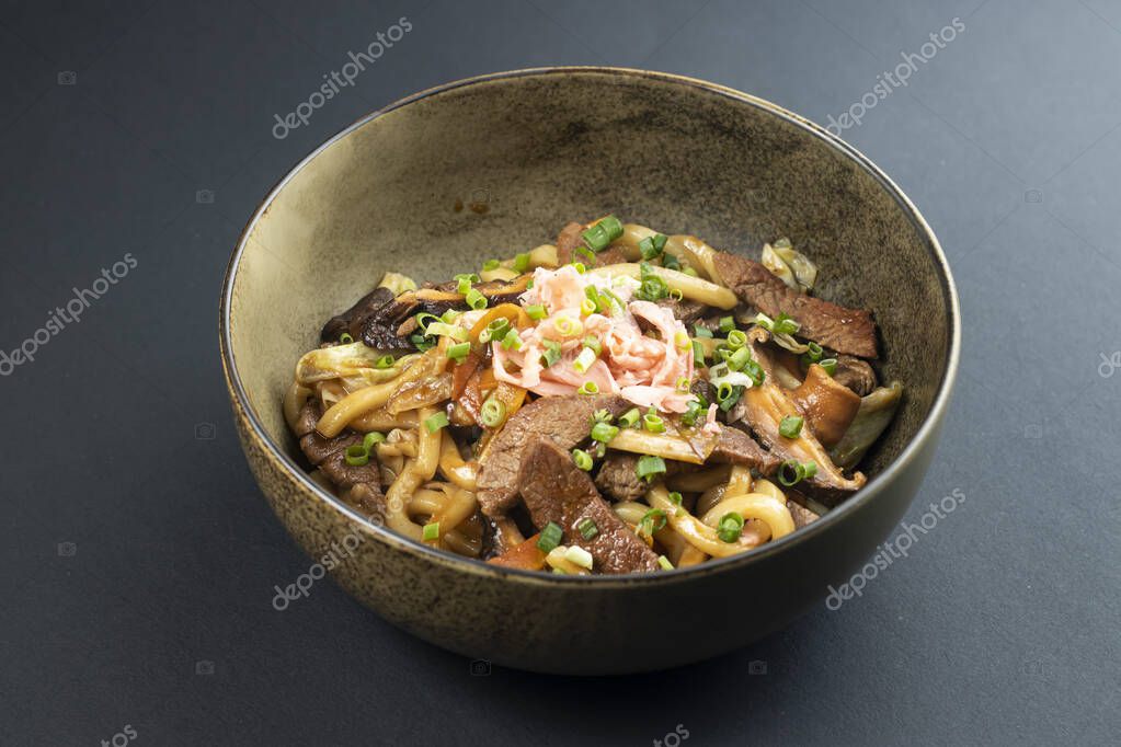 Miska vietnamských ryžových rezancov Bún bò xào s hovädzím mäsom