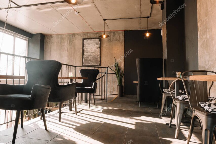 Sedenie pri okne s denným svetlom v reštaurácii