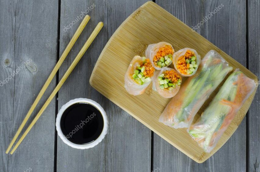 Chrumkavé vietnamské jarné rolky so šalátom a sladkokyslou omáčkou