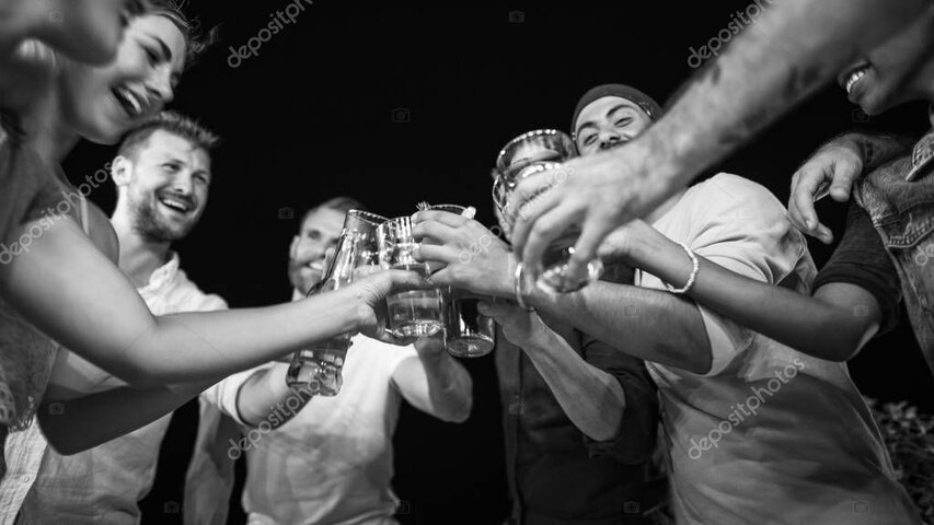 Firemná večera s dlhým stolom plným jedla